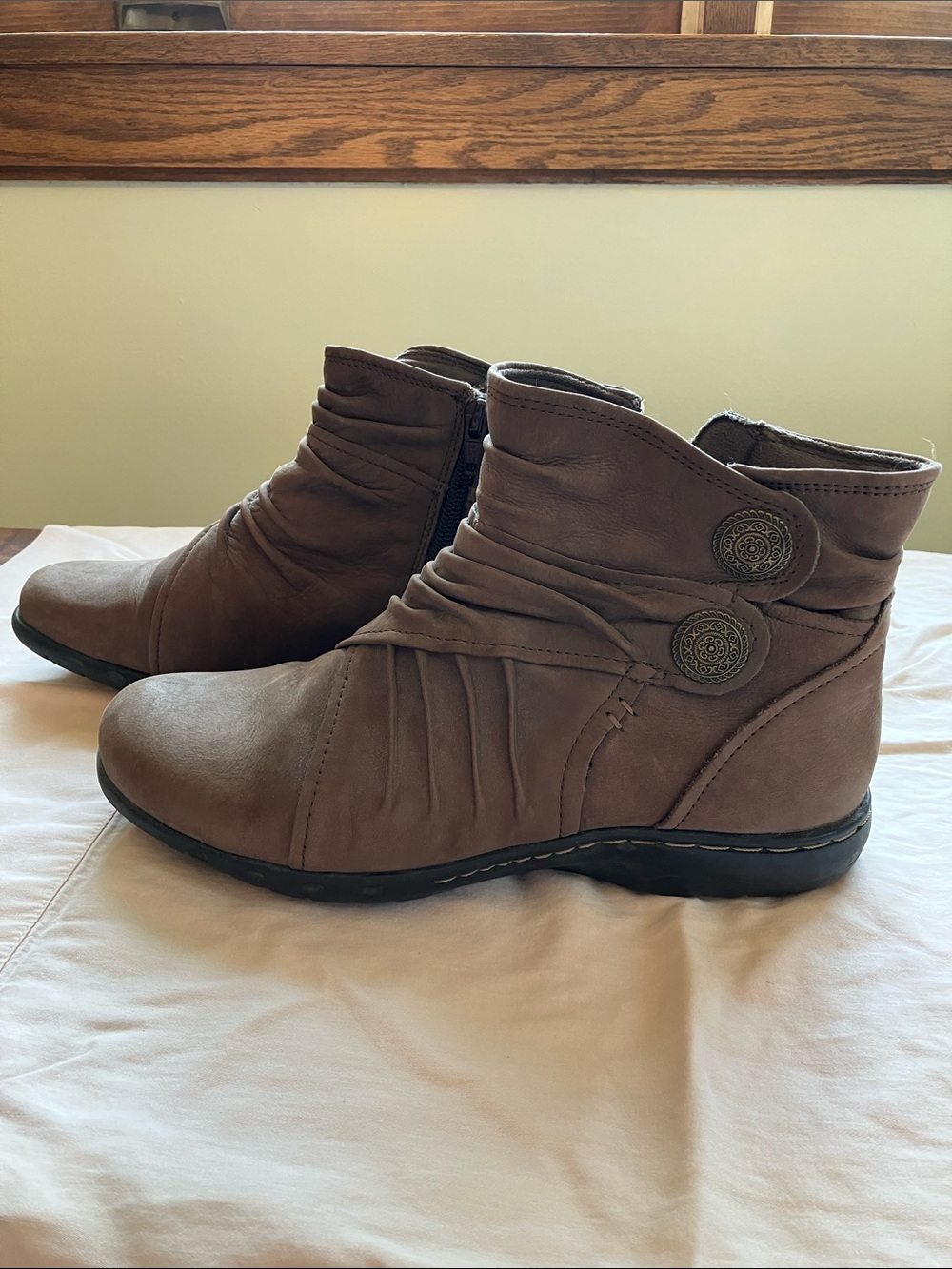 Cobb Hill Taupe Ruched Ankle Boots with Decorative Buttons size 7